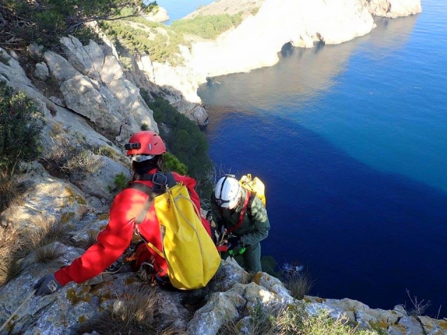 Subidos a la roca sobre el mar
